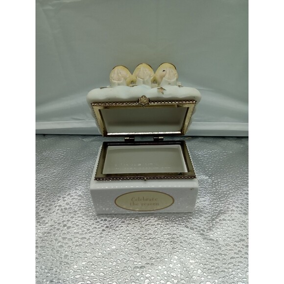 Christmas Three Praying Angels Porcelain And Ceramic Jewelry Trinket Hindged Box - Picture 2 of 8